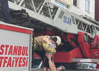 Ataşehir'de 5 katlı binada yangın: Üçü çocuk 11 kişi kurtarıldı