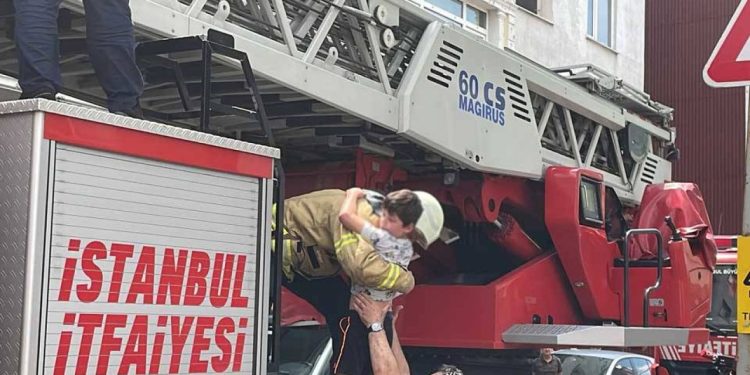 Ataşehir'de 5 katlı binada yangın: Üçü çocuk 11 kişi kurtarıldı