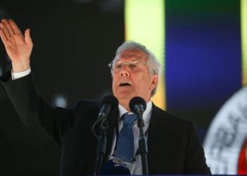 Yazılı bir açıklama yayımlayan eski Fenerbahçe Başkanı Aziz Yıldırım, görevdeki başkan Ali Koç’a olağanüstü kongreye gitmesi yönünde çağrıda bulundu.