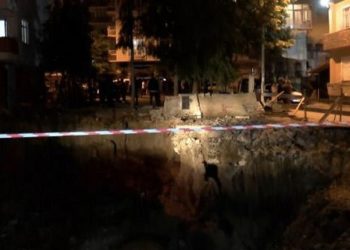 Bağcılar'da inşaat alanında toprak kaydı, 6 katlı bina tahliye edildi