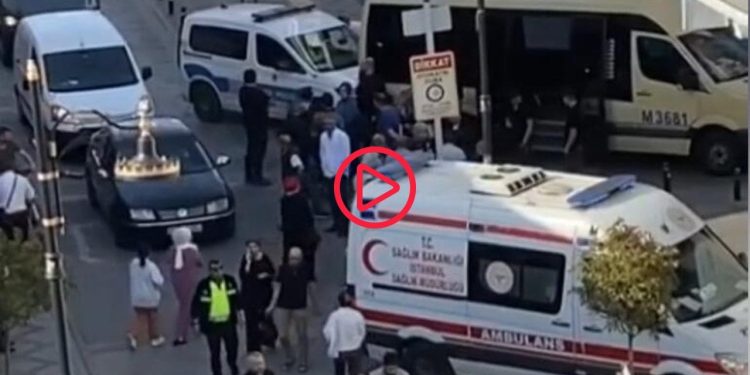 Bağcılar'da kapısı açık minibüsten üç yolcu düştü