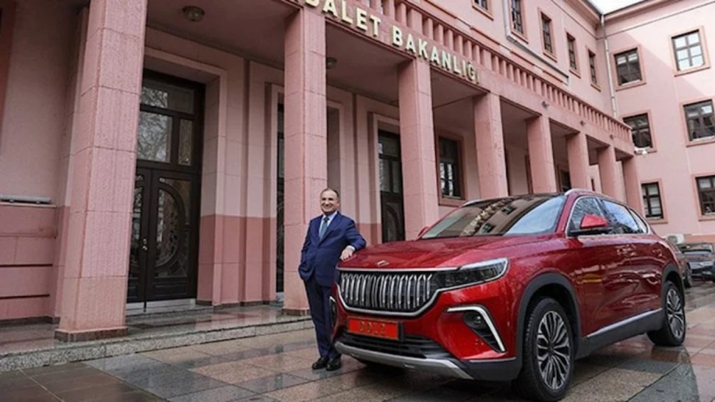 Bakan değişti, TOGG gitti: Yeni bakan kırmızı plakayı Mercedes’e taktı