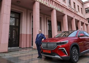 Bakan değişti, TOGG gitti: Yeni bakan kırmızı plakayı Mercedes’e taktı