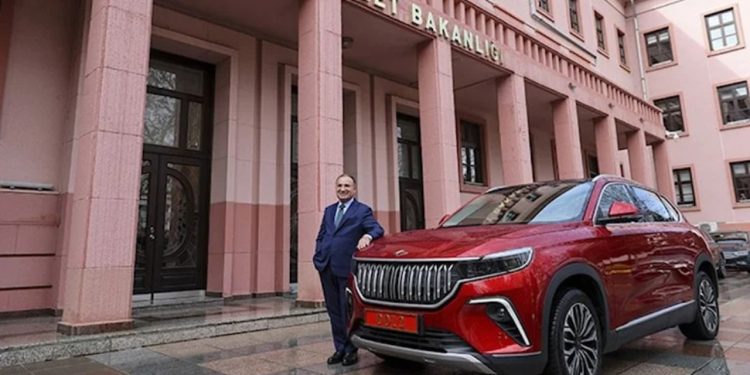 Bakan değişti, TOGG gitti: Yeni bakan kırmızı plakayı Mercedes’e taktı