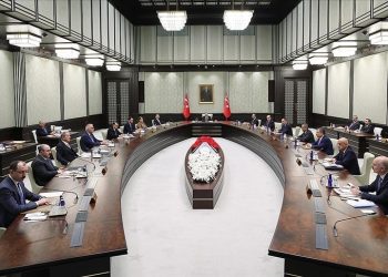 İktidara yakın Hürriyet gazetesi yazarı Abdulkadir Selvi, mevcut bakanlarla dün düzenlenen son kabine toplantısında Cumhurbaşkanı Tayyip Erdoğan’ın “Bakanlıklar için milletvekillerinin istifası olmayacak” dediğini aktardı.