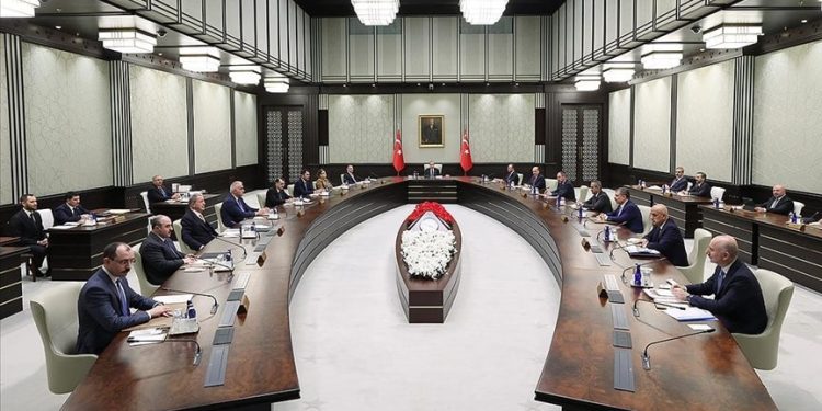 İktidara yakın Hürriyet gazetesi yazarı Abdulkadir Selvi, mevcut bakanlarla dün düzenlenen son kabine toplantısında Cumhurbaşkanı Tayyip Erdoğan’ın “Bakanlıklar için milletvekillerinin istifası olmayacak” dediğini aktardı.