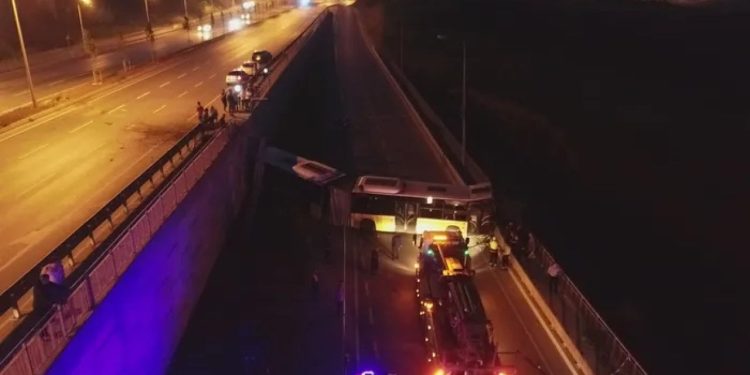 Başakşehir'de İETT otobüsü metrelerce yükseklikten alt yola düştü: Şoför ağır yaralı
