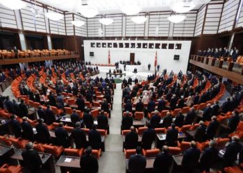 TBMM Başkanlık Divanı'nın başkanvekillikleri, katip üyelikler ve idare amirliklerine Genel Kurulun 14 Haziran tarihli 5'inci birleşiminde yapılan seçim sonucunda seçilen üyelerin listesi Resmi Gazete'de yayımlandı.