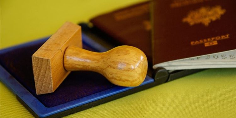 Hollanda’dan vize başvurusu reddedilen bir bilgisayar programcısı, sesini Twitter’dan duyurarak vize almayı başardı.