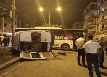 Batman'da belediye otobüsü ile minibüs çarpıştı: Sekiz yaralı