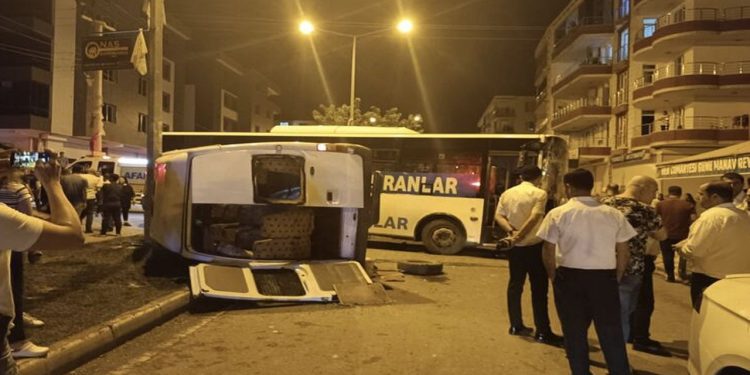 Batman'da belediye otobüsü ile minibüs çarpıştı: Sekiz yaralı