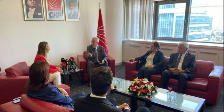 Bayramda tansiyon yükseldi: CHP ve AKP heyetleri arasında yeni Anayasa ve 'Anadolu irfanı' gerginliği