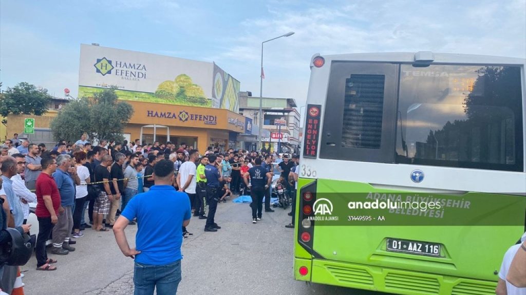 Belediye otobüsü ve otomobile çarpan motosiklet sürücüsü öldü