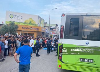 Belediye otobüsü ve otomobile çarpan motosiklet sürücüsü öldü