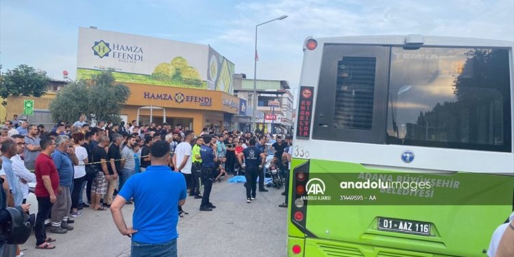 Belediye otobüsü ve otomobile çarpan motosiklet sürücüsü öldü
