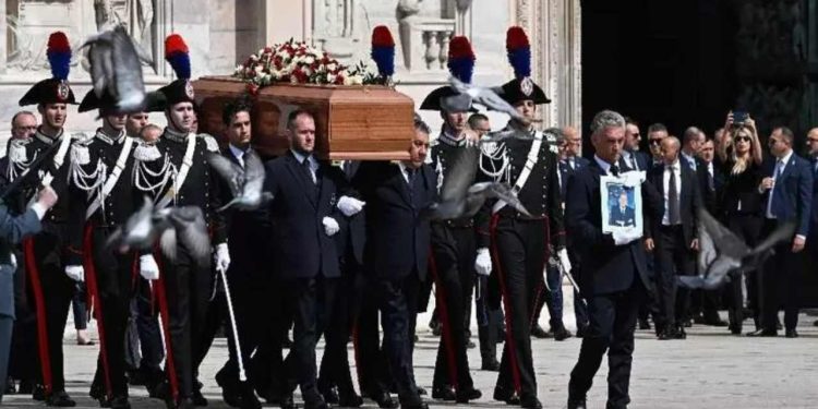 Berlusconi'nin cenazesi yakıldı