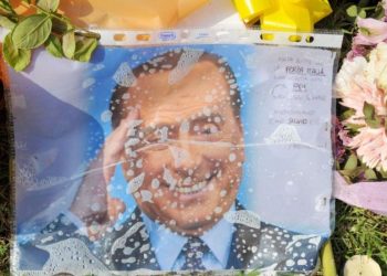 Hafta başında hayatını kaybeden eski İtalya Başbakanı Silvio Berlusconi’nin cenazesi krematoryumda yakıldı. 86 yaşında ölen Berlusconi’nin külleri, villasında yaptırdığı mozolede tutulacak.