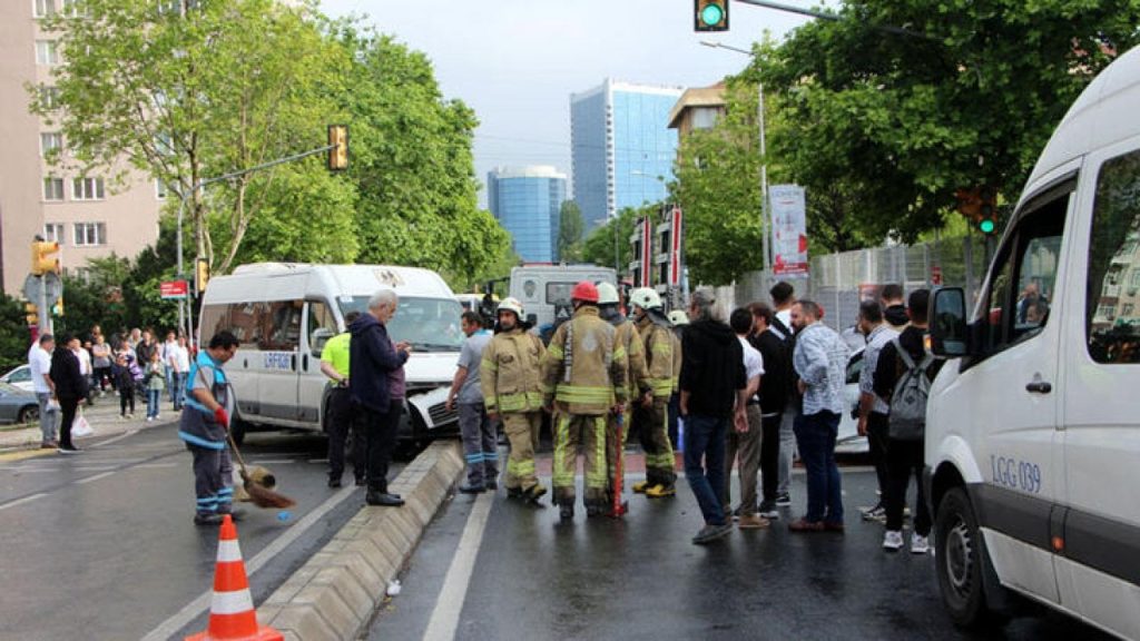 Beşiktaş'ta servis minibüsü otomobile çarptı: Dört yaralı