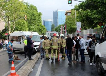 Beşiktaş'ta servis minibüsü otomobile çarptı: Dört yaralı