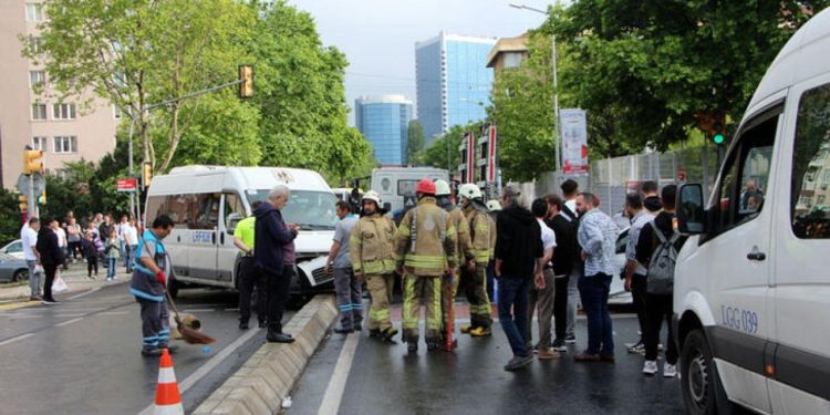 Beşiktaş'ta servis minibüsü otomobile çarptı: Dört yaralı