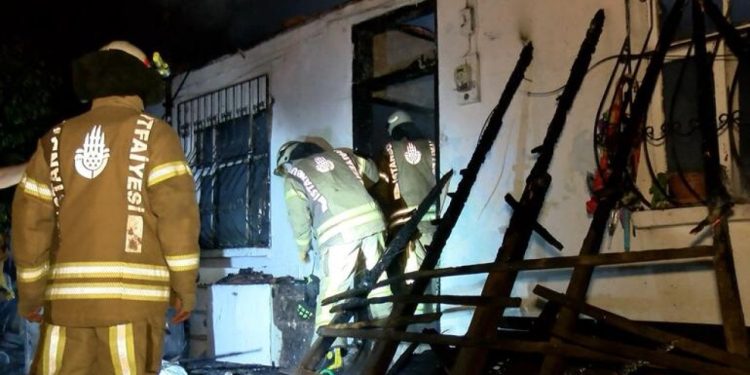 Beykoz'da gecekondu yangını: Kullanılamaz hale geldi