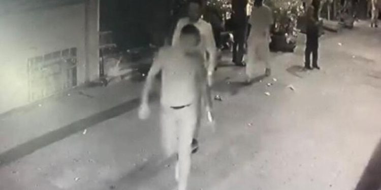 Beyoğlu'nda ara sokakta bıçaklı kavga