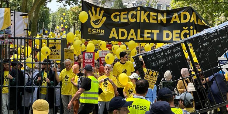 Binlerce insan AİHM’nin önünde ‘adalet’ aradı: ARTIK YETER!
