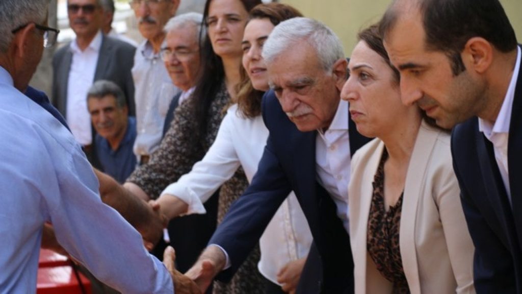 Bismil'deki aileler arasında barış girişimi: Ahmet Türk kendi ailesinden örnek verdi