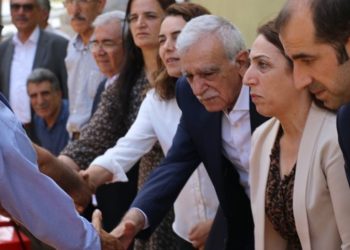 Bismil'deki aileler arasında barış girişimi: Ahmet Türk kendi ailesinden örnek verdi