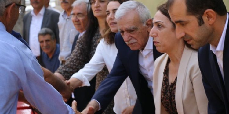 Bismil'deki aileler arasında barış girişimi: Ahmet Türk kendi ailesinden örnek verdi