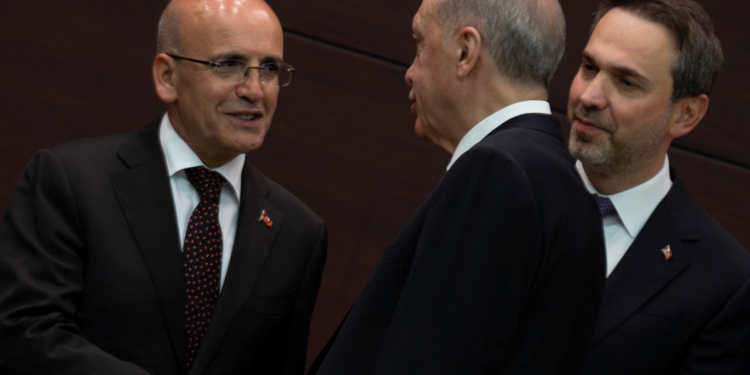 Bloomberg dövizdeki artışın sebebini yazdı: Şimşek, döviz kurlarına yapılan müdahalenin yumuşatılmasını istiyor