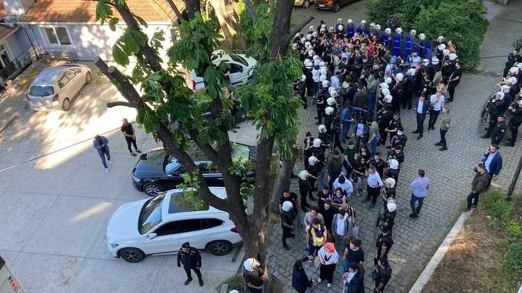 Boğaziçi Üniversitesi'nde Onur Yürüyüşü davası: 'Polis gırtlağımı sıktı, kelepçemi açarken bileğimi kesti'