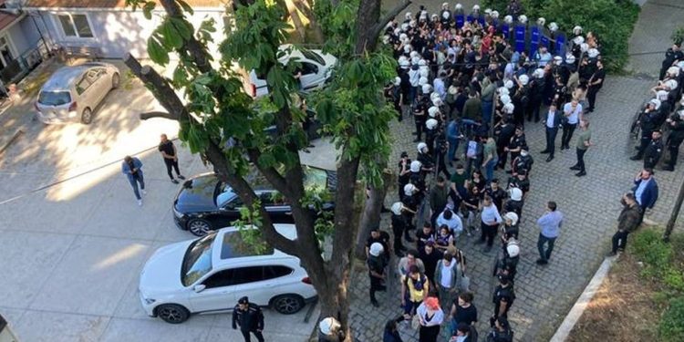 Boğaziçi Üniversitesi'nde Onur Yürüyüşü davası: 'Polis gırtlağımı sıktı, kelepçemi açarken bileğimi kesti'