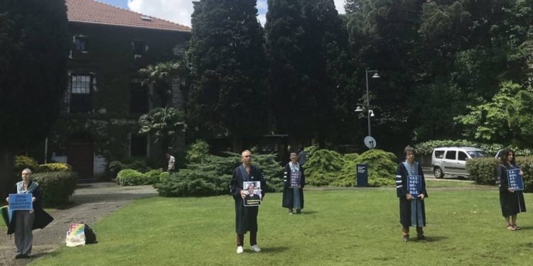 Boğaziçi direnişinin 890. gününde akademisyenler arkalarını 605. kez rektörlük binasına döndü