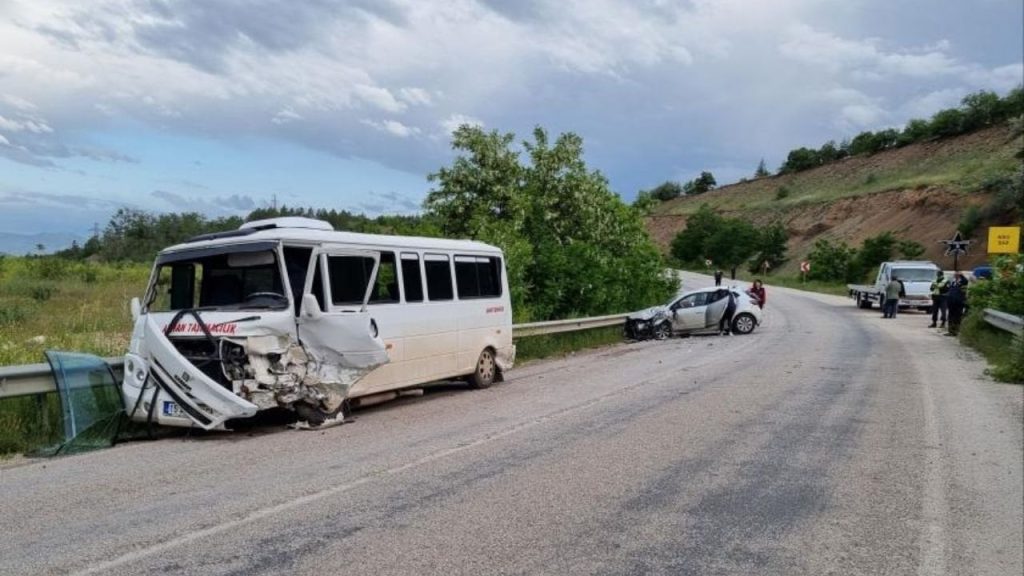 Burdur'da işçi taşıyan minibüsle otomobil çarpıştı: Biri ağır 14 yaralı