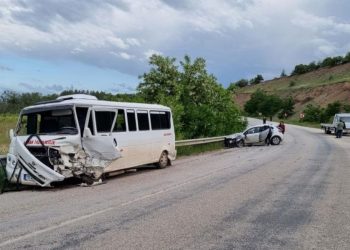 Burdur'da işçi taşıyan minibüsle otomobil çarpıştı: Biri ağır 14 yaralı