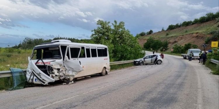 Burdur'da işçi taşıyan minibüsle otomobil çarpıştı: Biri ağır 14 yaralı