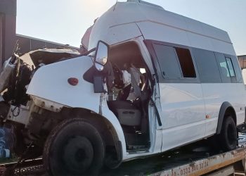 Bursa'da sporcuları taşıyan minibüs kamyona çarptı: Bir ölü, 16 yaralı