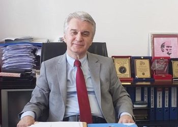 Cumhuriyet Halk Partisi (CHP) Genel Başkan Yardımcısı Bülent Kuşoğlu, Genel Başkan Kemal Kılıçdaroğlu’nu kurultayda yeniden aday göstereceklerini söyledi. Kuşoğlu, “Yerel seçimlerden sonra bir olağanüstü kurultay gündeme gelebilir. Seçim sonuçlarına göre bırakabilir de, bir süre daha devam ettirebilir de” dedi.