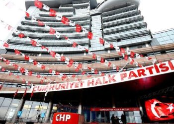 Cumhurbaşkanlığı ve milletvekili genel seçimlerinde istediği sonucu alamayan CHP’de, ertelenen 38. Olağan Kurultay için kongre takvimi resmen başladı. Kurultay, Ekim sonu veya Kasım ayı ortasında yapılabilir. Kemal Kılıçdaroğlu’nun, Mart 2024’te yapılacak yerel seçim sürecinde partisinin başında olmak istediği için genel başkanlığa aday olmasına kesin gözüyle bakılıyor.