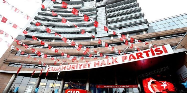 Cumhurbaşkanlığı ve milletvekili genel seçimlerinde istediği sonucu alamayan CHP’de, ertelenen 38. Olağan Kurultay için kongre takvimi resmen başladı. Kurultay, Ekim sonu veya Kasım ayı ortasında yapılabilir. Kemal Kılıçdaroğlu’nun, Mart 2024’te yapılacak yerel seçim sürecinde partisinin başında olmak istediği için genel başkanlığa aday olmasına kesin gözüyle bakılıyor.