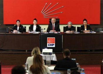 CHP’de bugün yapılan ve beş saatten uzun süren Parti Meclisi toplantısında kurultay sürecinin başlatılması kararı alındı.