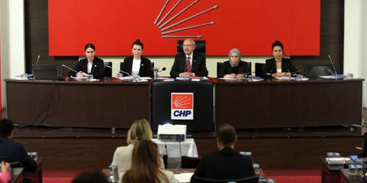 CHP’de bugün yapılan ve beş saatten uzun süren Parti Meclisi toplantısında kurultay sürecinin başlatılması kararı alındı.