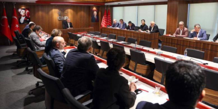 CHP’de nefesler tutuldu... MYK toplantısı başladı: Yeni lider kadrosu Pazar günü netleşecek