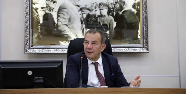 Bolu Belediye Başkanı Tanju Özcan, Cumhurbaşkanı Tayyip Erdoğan’ın heykelini dikecek: “Biz söz verdiysek dönmeyiz” dedi.