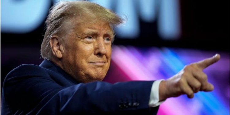 ABD medyasında, ABD eski başkanı Donald Trump'ın, Beyaz Saray'dan ayrıldıktan sonra gizli bir belgeyi sakladığını kabul ettiği bir ses kaydı ortaya çıkarıldı.