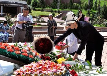 Cengiz Aytmatov mezarı başında anıldı