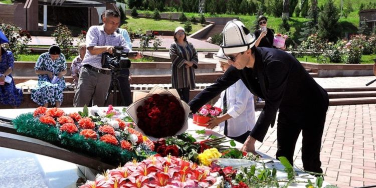 Cengiz Aytmatov mezarı başında anıldı