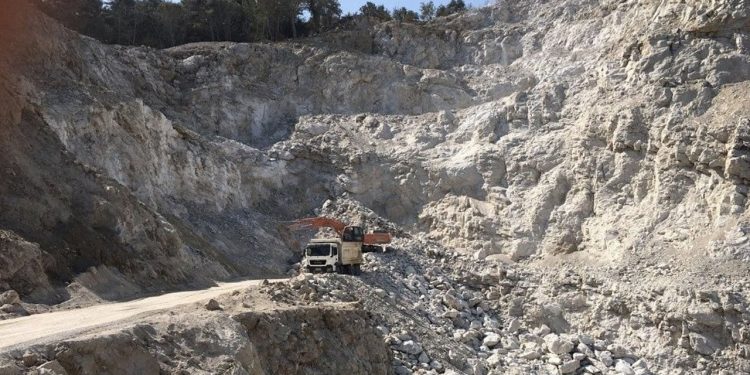 Çevreye zarar verdiği için kapatılan taş ocağı, sahibi AKP’den vekil seçilince açıldı