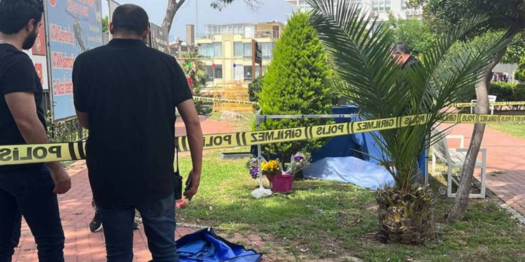 Çiçek satıcısı Antalya'da bir parkta ölü bulundu